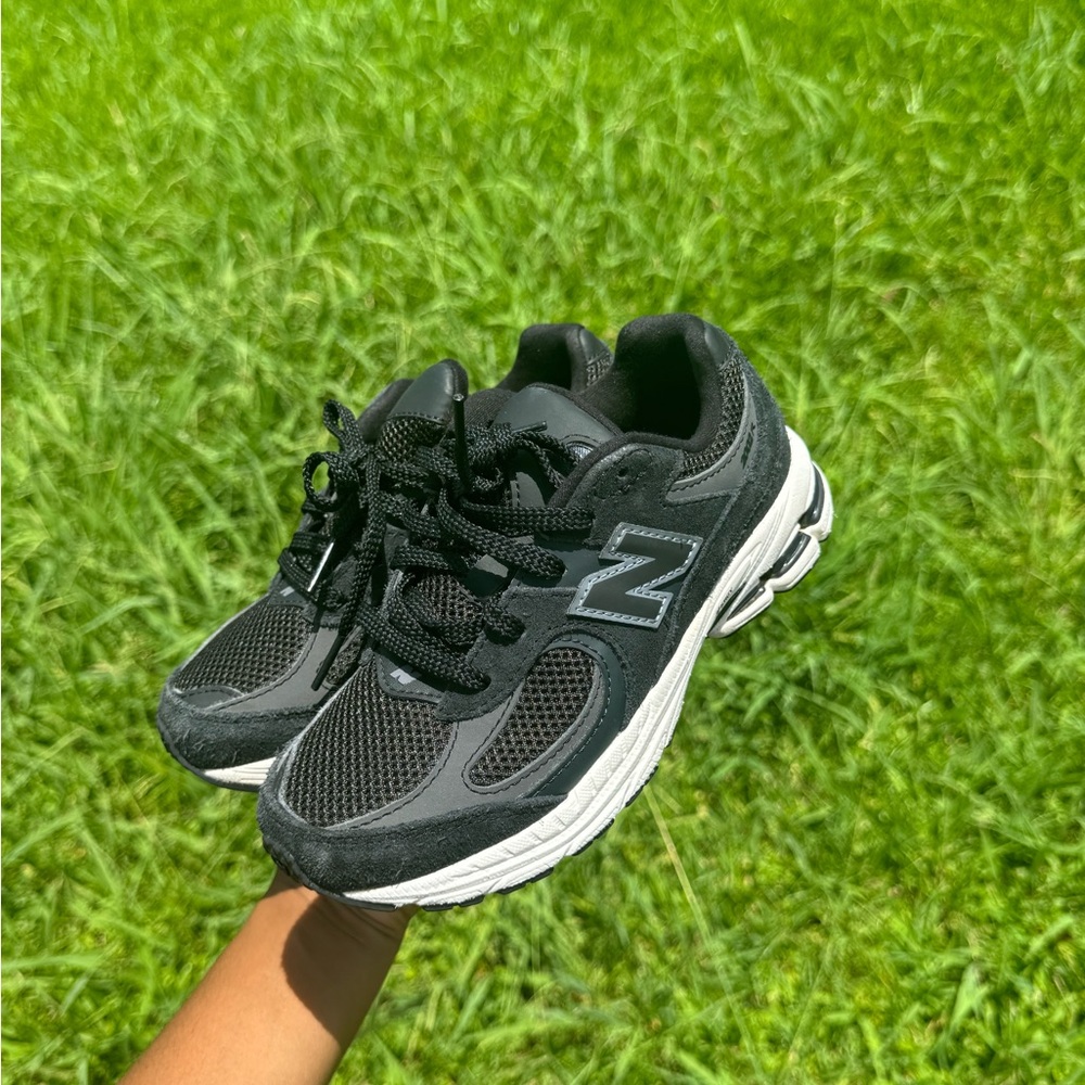 New Balance Black and White Athletic Shoes - Picture 3 of 7